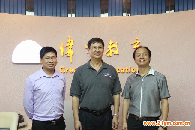 廣東省連鎖經(jīng)營協(xié)會會長孫雄以及秘書長樊飛飛兩位領(lǐng)導(dǎo)，親臨偉才教育集團廣州總部參觀并指導(dǎo)工作。
