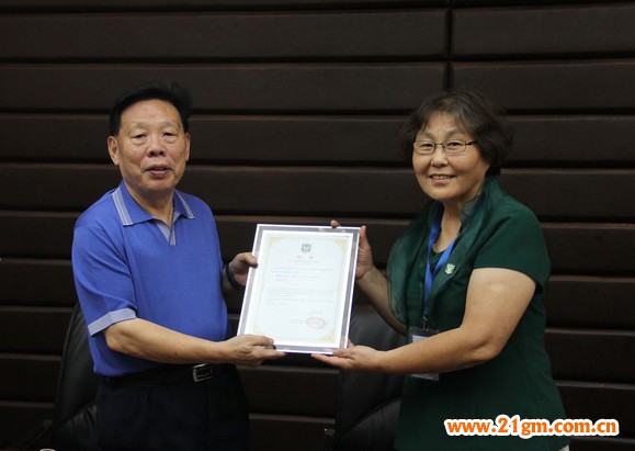 兒研會主任趙蓮勤女士(右)將聘任書交給張逢堂將軍(左)