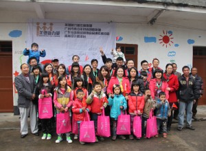 偉才公益行，溫暖上學路——香港偉才公益活動在進行