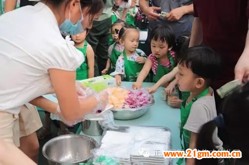 河南洛陽正大偉才幼兒園“關愛留守兒童夏令營”之愛心義賣活動