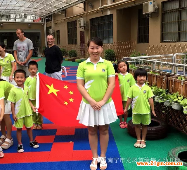 廣西南寧龍鳳首緣偉才幼兒園：開學(xué)日，升旗禮