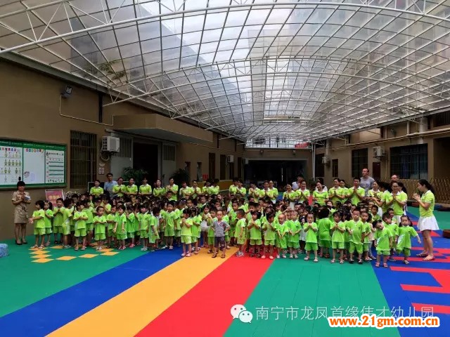 廣西南寧龍鳳首緣偉才幼兒園：開學(xué)日，升旗禮