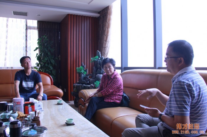 省教育廳原廳長(zhǎng)江海燕、華師教育科學(xué)學(xué)院院長(zhǎng)盧曉中蒞臨偉才教育指導(dǎo)工作