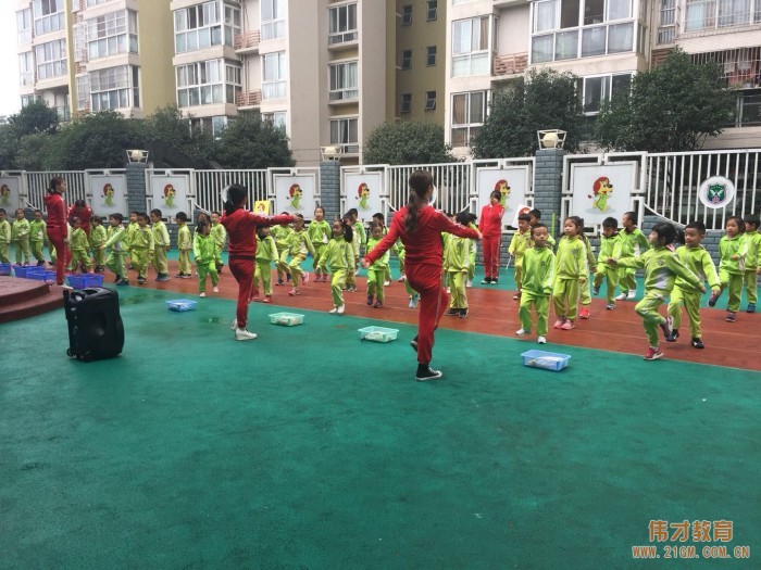 四川成都溫江時(shí)代西錦偉才幼兒園：快樂早操，快樂游戲