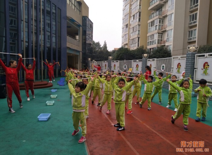 四川成都溫江時(shí)代西錦偉才幼兒園：快樂早操，快樂游戲