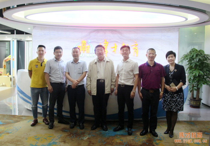 全國(guó)人大常委會(huì)委員、中國(guó)民辦教育協(xié)會(huì)會(huì)長(zhǎng)王佐書領(lǐng)導(dǎo)一行蒞臨偉才教育