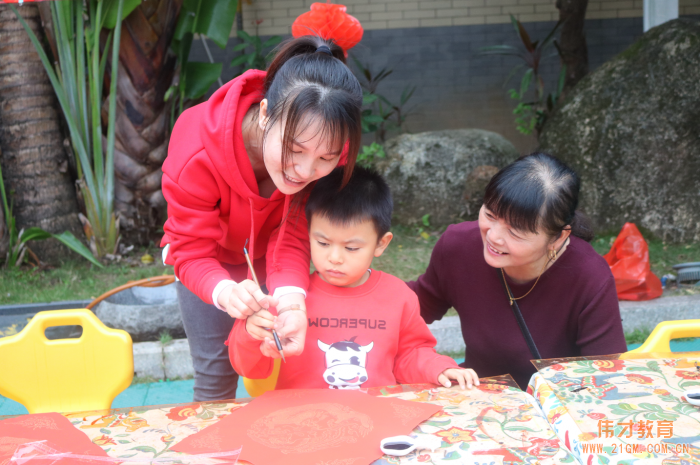 廣西東興天鵝湖偉才幼兒園：迎新春，逛廟會