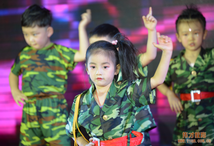 山西呂梁永寧偉才幼兒園：“慶元旦，迎新年”文藝匯演