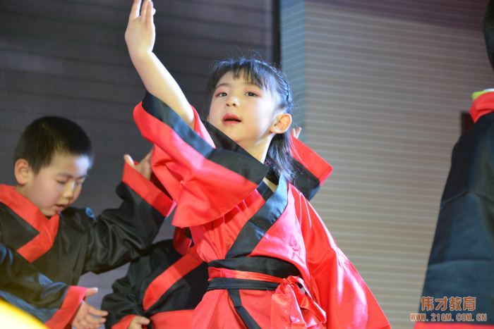 山西呂梁永寧偉才幼兒園：“慶元旦，迎新年”文藝匯演