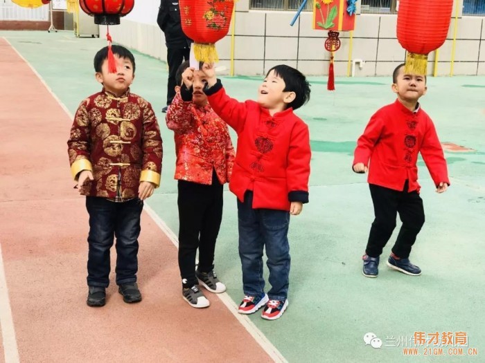 甘肅蘭州格蘭綠都偉才幼兒園:正月十五花燈展 大家齊樂慶元宵