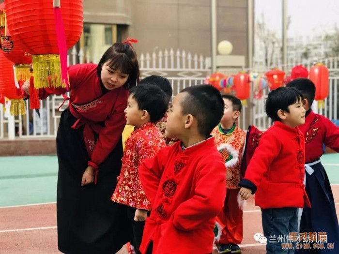 甘肅蘭州格蘭綠都偉才幼兒園:正月十五花燈展 大家齊樂慶元宵