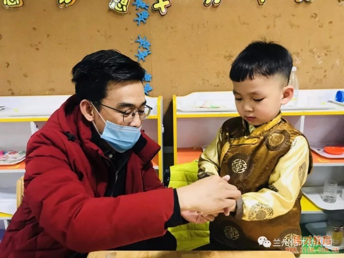 甘肅蘭州格蘭綠都偉才幼兒園:正月十五花燈展 大家齊樂慶元宵