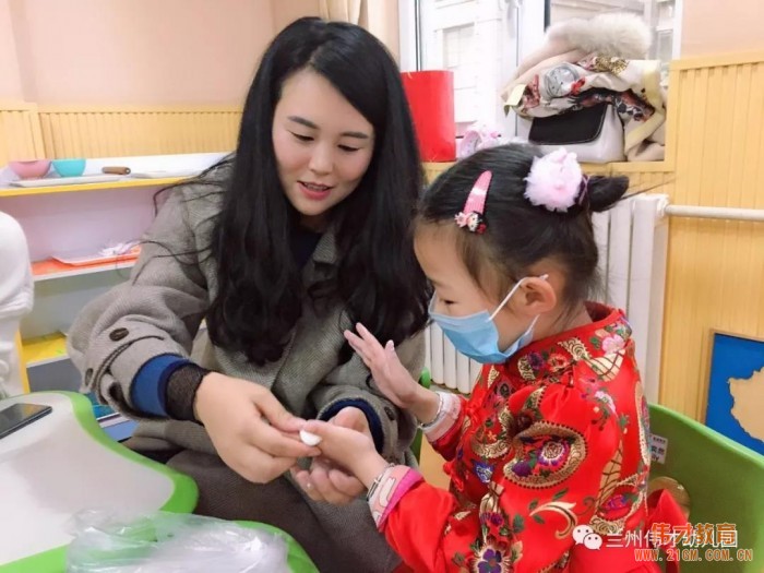 甘肅蘭州格蘭綠都偉才幼兒園:正月十五花燈展 大家齊樂慶元宵
