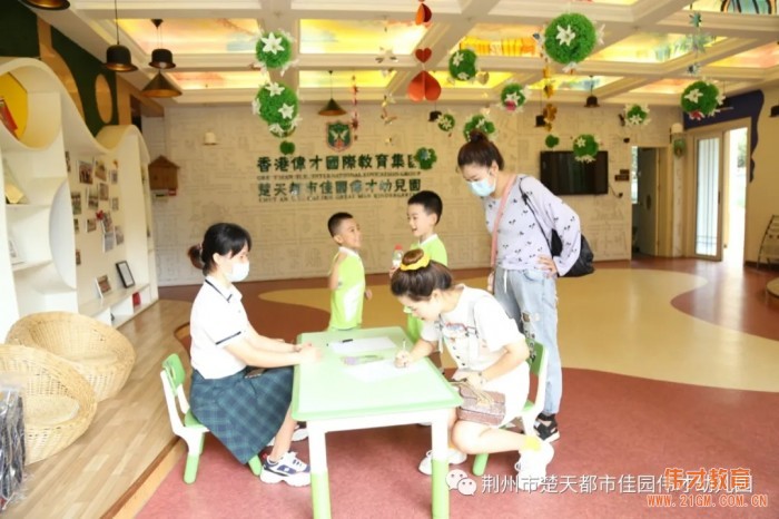 湖北荊州楚天都市佳園偉才幼兒園：“非凡的年歲，動(dòng)容的成長(zhǎng)”2020年畢業(yè)典禮