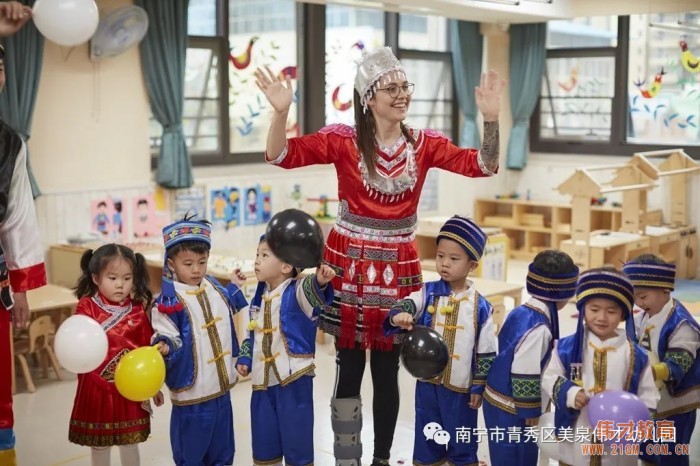 “壯鄉(xiāng)歌圩節(jié)，五彩三月三”——廣西南寧美泉偉才幼兒園
